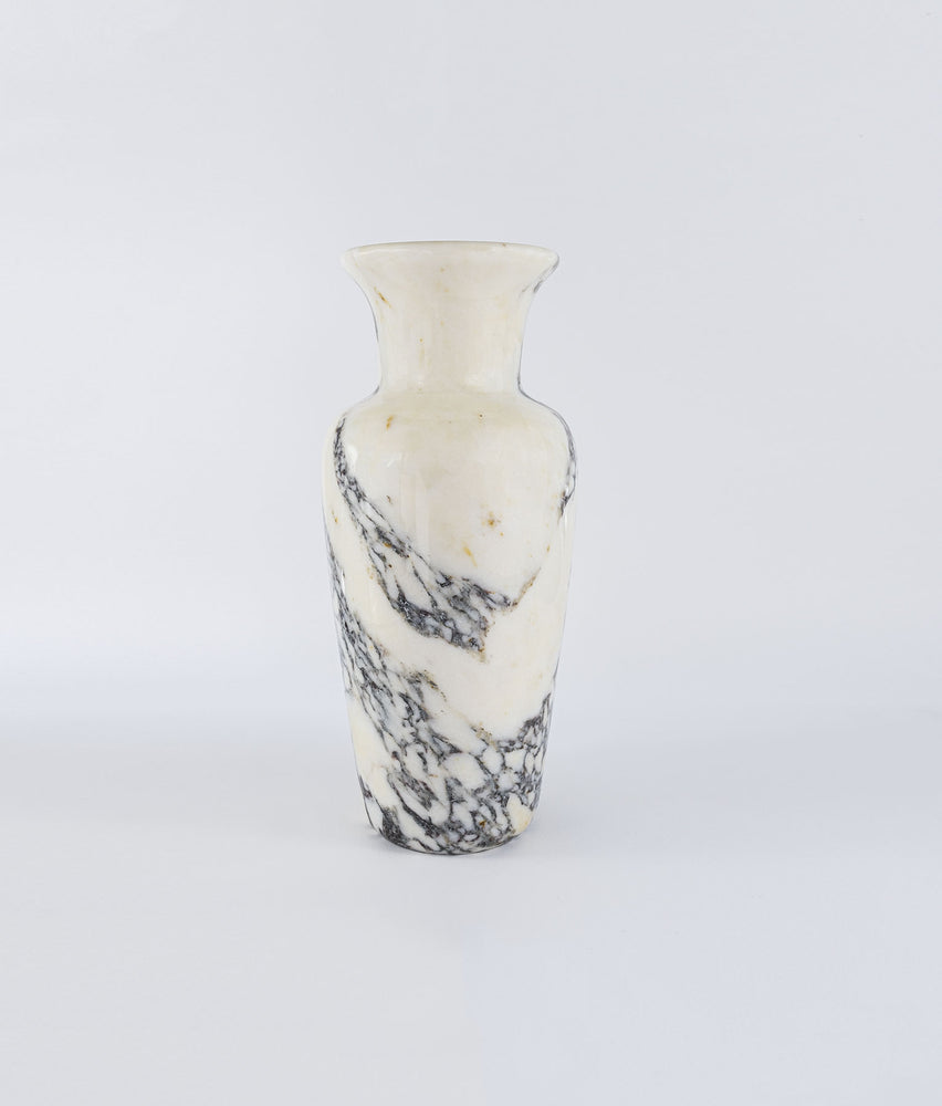
                  
                    VLORA Vase aus Marmor
                  
                