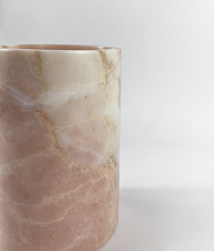 
                  
                    SHADAE Vase aus Marmor
                  
                